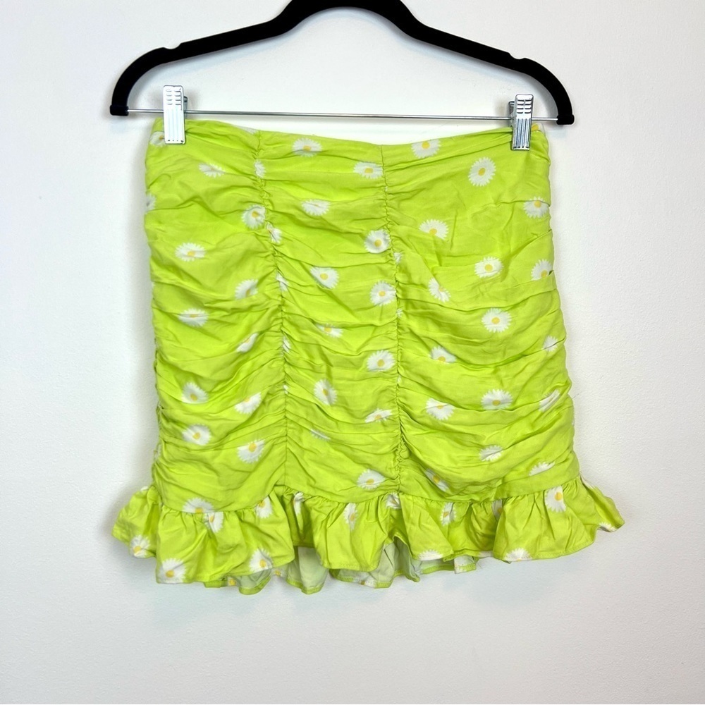 Urban Outfitters green daisy print mini skirt- ruched spring print